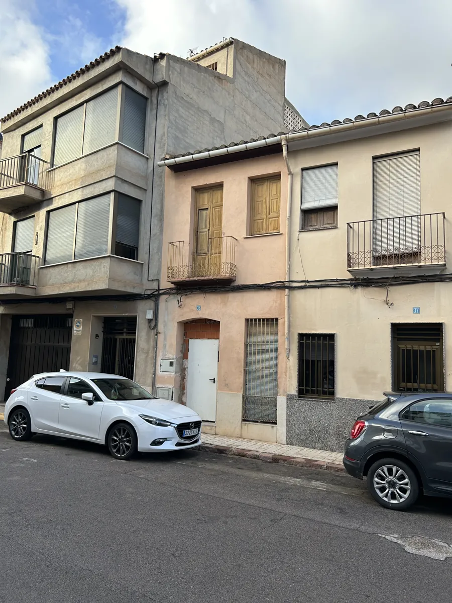 Fachada de la vivienda en Burriana antes de la rehabilitación